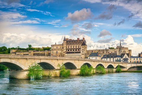 Middeleeuws kasteel d'Amboise en historische brug over de rivier de Loire