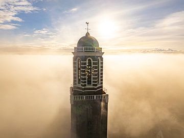 Peperbus kerktoren in Zwolle boven de mist