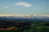 Vue sur l'Emmental en direction des Alpes bernoises au lever du soleil par Martin Steiner Aperçu