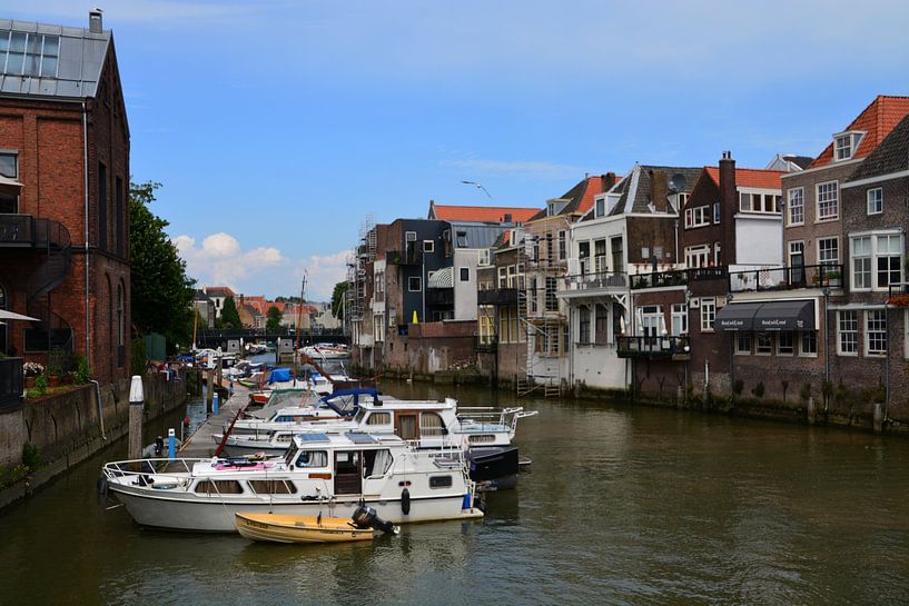 Gracht door Dordrecht van FotoGraaG Hanneke