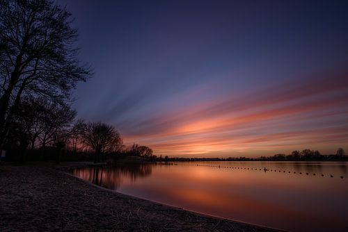 Kleurrijke zonsondergang op Binnenmaas-meer, Hoeksche Waard