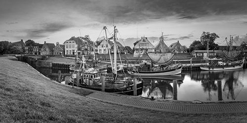 Panorama van de haven van Greetsiel in Zwart-Wit