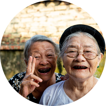 Portret van 2 oude vrouwtjes in Vietnam van Ellis Peeters