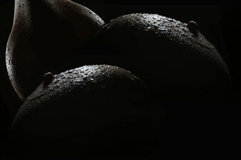 Schwarz Weiß Makroaufnahme. Obstschale: Äpfel mit Birnen. (Brüste)