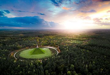 De Pyramide van Austerlitz van Freek van den Bergh