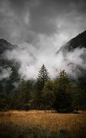 Tief hängende Wolken in den Dolomiten, Italien von Michael Fousert