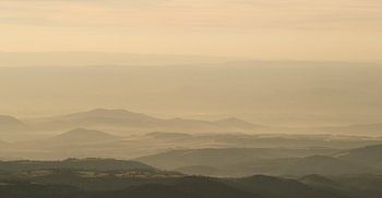 Mistig bergachtig  landschap Frankrijk 
