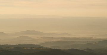 Mistig bergachtig  landschap Frankrijk 