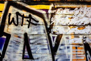 Graffiti auf Verlassenem Boot – Schnee & Patina