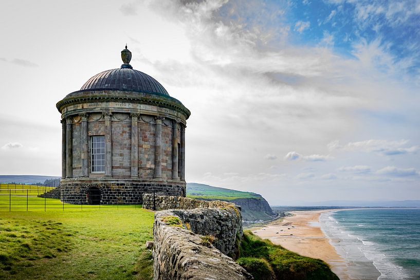 Mussenden Temple at the edge van Guy Lambrechts