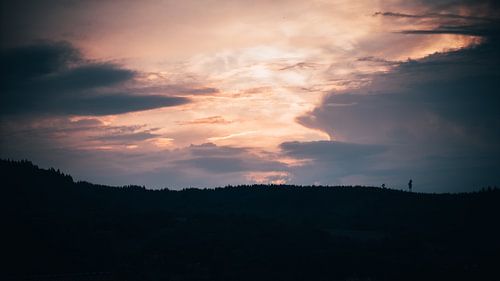 Sonnenuntergang über dem Berggipfel