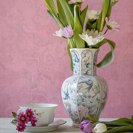 Lente tulpen stilleven met sierlijke vaas van Marjolein Fortuin