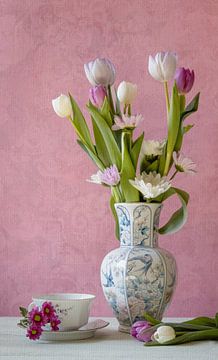 Lente bloemem stilleven met sierlijke vaas van Marjolein Fortuin