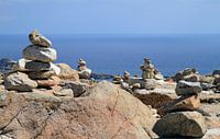 Evenwicht - gestapelde stenen aan de kust van Mykonos