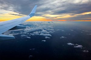 Flugzeugflügel mit Sonnenuntergang