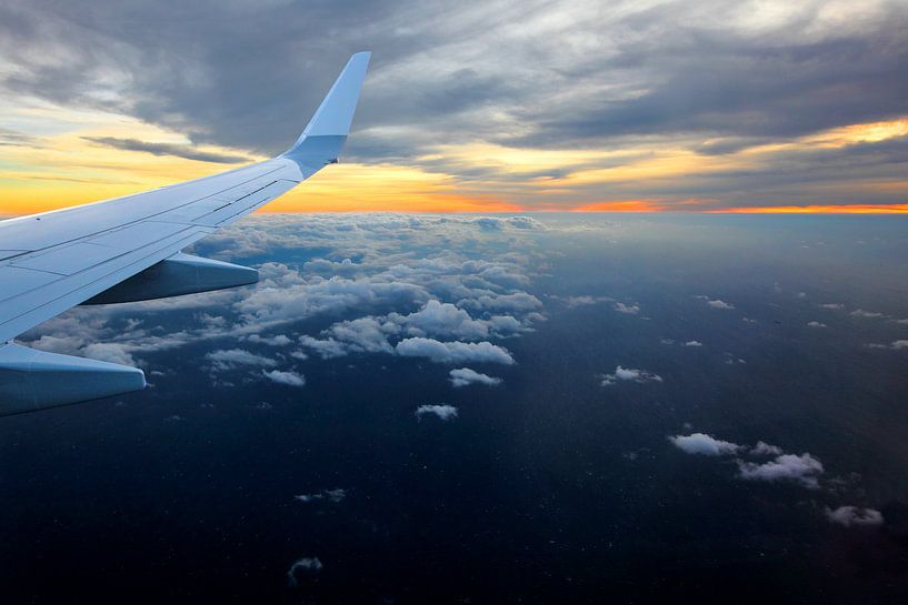 Aile d'avion avec coucher de soleil par Inge van den Brande