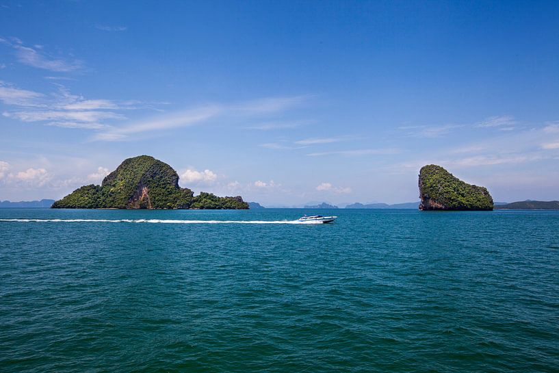 Uitzicht vanaf de zee en speedboot in Tawaen strand, Koh larn eiland, Pattaya, Thailand van Tjeerd Kruse