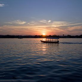 Sonnenuntergang über einem See in der Nähe von Flores in Guatemala von Marcel Rommens