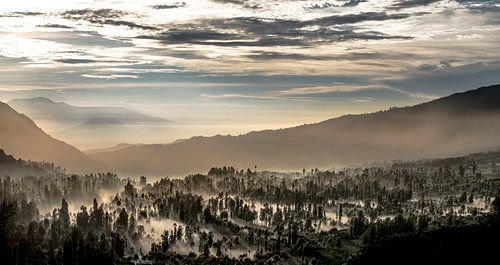 le lever du soleil dans les montagnes