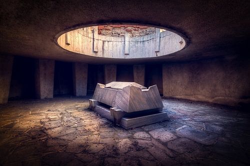 Monument abandonné sur la colline.