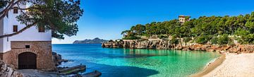 Panoramisch uitzicht op idyllische baai strand Cala Gat op Mallorca van Alex Winter