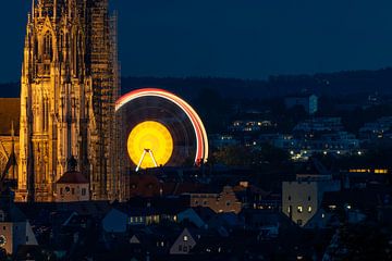 Overzicht van Regensburg 's avonds verlicht met het reuzenrad van het Oktoberfest op de Ernst-Reuter van Robert Ruidl