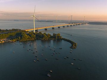 Vissers bij de Oosterschelde – Windmolens en Brug in Ochtendlicht van Ewold Kooistra