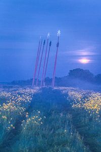 Maan opkomst in de mist bij monument Oerwold De Onlanden