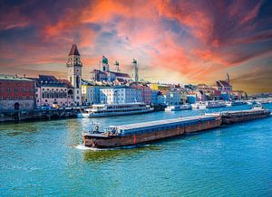 Skyline Passau met schip op de Donau in Duitsland Beieren van Animaflora PicsStock