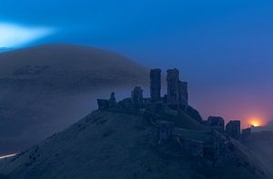 Corfe Castle in de mist