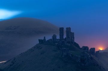 Corfe Castle im Nebel von Ron Buist