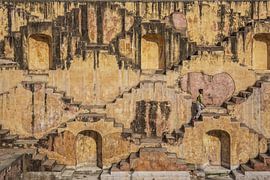 Einheimischer Junge, der im Step Well läuft - Toorji Ka Jhalara. von Tjeerd Kruse