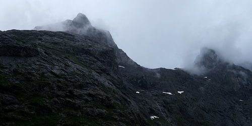 Montagnes dans le brouillard en Norvège