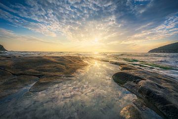 Rochers de la plage de Cala Violina en Maremme au coucher du soleil, Toscane sur Stefano Orazzini