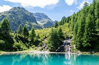 Kleiner klarer blauer See in den Bergen der Schweiz