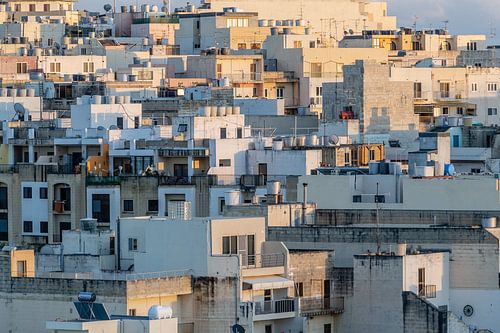 kijk op witte en grijze huisjes in Malta