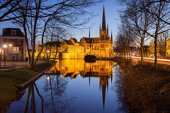 Sint-Bonaventurakerk Woerden während der blauen Stunde.