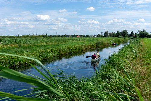 Mensen in een kano in Nationaal Park de Alde Feanen van Jacoba de Boer