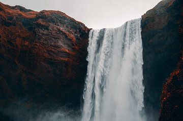 Wasserfall Skógafoss in Island von Inez Nina Aarts