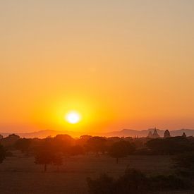 Zonsondergang boven de tempels van Bagan, Myanmar van Marco Heemskerk