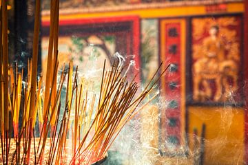 Brandende wierook stokjes in een tempel in Saigon Vietnam van Ron van der Stappen