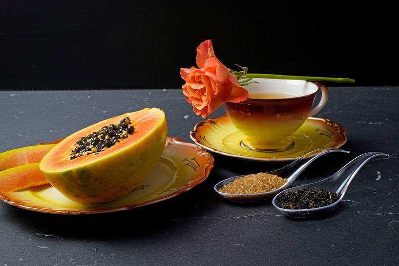 Schwarzer Tee mit geschnittener Papaya und Orangefarbiger Rose von Babetts Bildergalerie