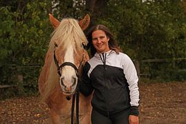 Photoshooting with light brown Haflinger with beige mane