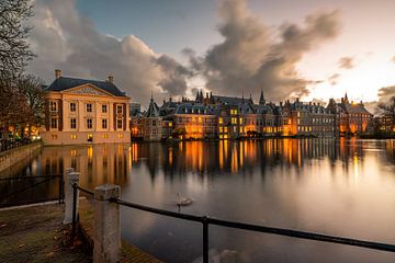 Binnenhof with the Hofvijver in the foreground and the Mauritshuis on the left.