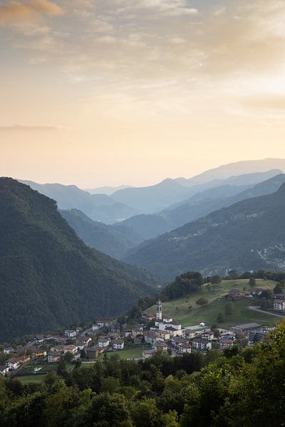 Zonsondergang Lombardije Berglandschap Italië van Imladris Images