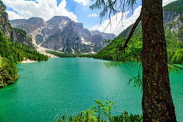 Pragser Wildsee of Lago di Braies in de Dolomieten in het voorjaar