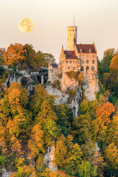 Schloss Lichtenstein im Herbst von Michael Valjak
