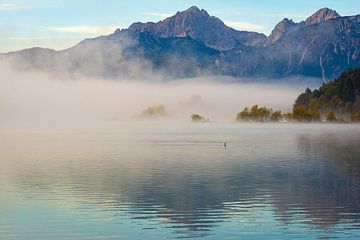 Le lac Forggensee dans le brouillard