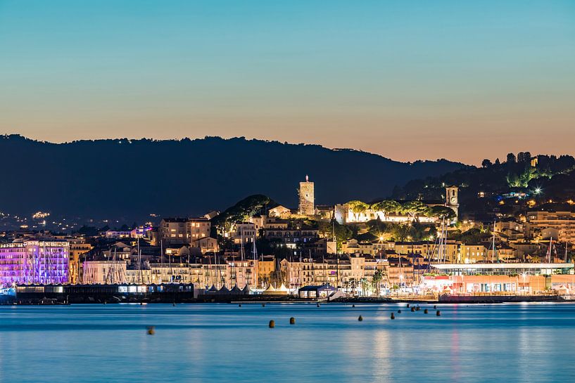 Altstadt von Cannes an der Côte d'Azur am Abend von Werner Dieterich
