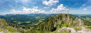 Zomers uitzicht vanaf de Sorgschrofen op de Oberjoch en de Allgäuer Alpen van Leo Schindzielorz